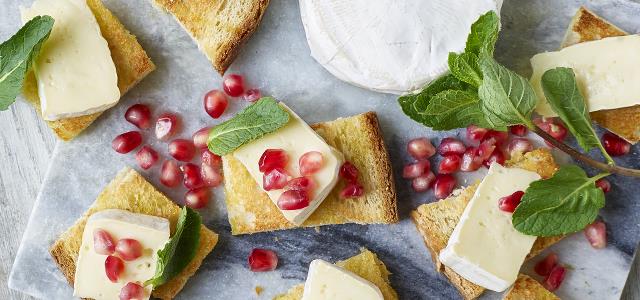 Camembert Crostini